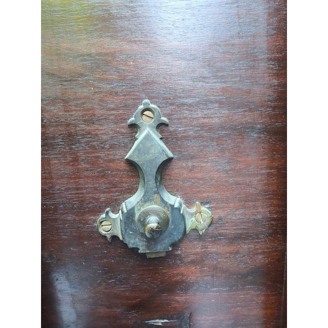 Antiqe English Mahogany Georgian Tilt Top Table with tri-leg pedistal. Black walnut color.