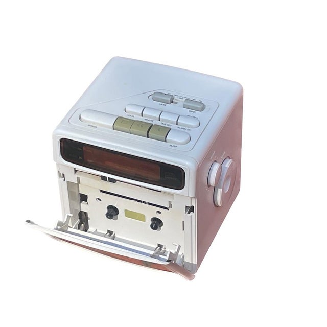 1980s Post-Modern Soundesign White Cube Clock Radio & Cassette Player For Sale - Image 4 of 5