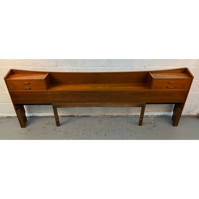 Young Manufacturing Mid 20th Century Attributed Young Manufacturing Mid-Century Walnut King Headboard For Sale - Image 4 of 14