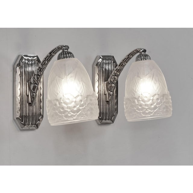 Hettier & Vincent 1930s Hettier & Vincent French Art Deco Nickeled Bronze Wall Sconces - A Pair For Sale - Image 4 of 13