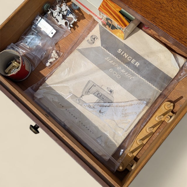 1960s 1966 Singer Slant-O-Matic 600 Sewing Machine in Mid-Century Wood Cabinet For Sale - Image 5 of 18