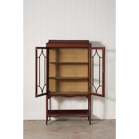 1910s Edwardian Sheraton Revival Mahogany Glass Front Display Case on Spade Legs For Sale - Image 4 of 11