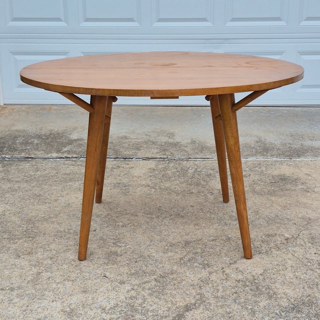 This is an atomic style vintage MCM round dining table by Russel Wright for Conant Ball. It needs work but the solid maple...
