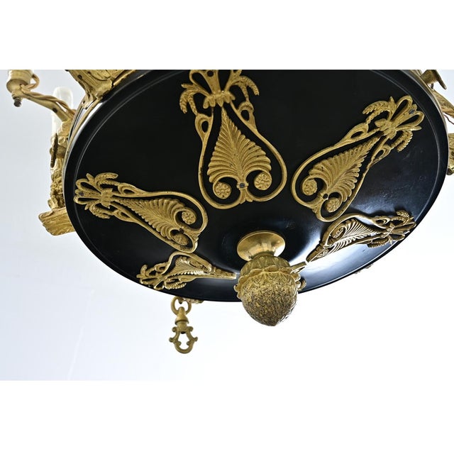 Early 19th Century French Empire Quality Brass and Tole Chandelier For Sale In Baton Rouge - Image 6 of 12