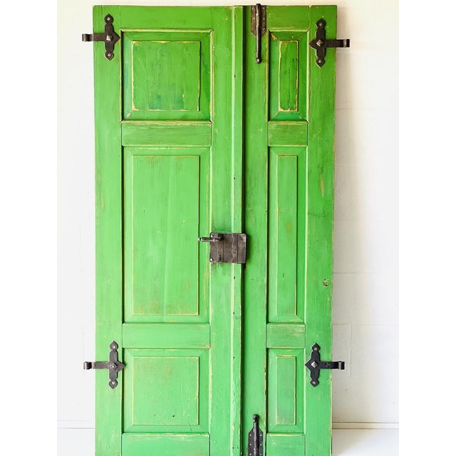 Fully renovated antique doors in green shades, functional lock system , wood thickness is about 4 cm. Weight +-28kg.