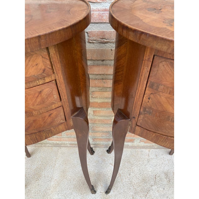 1930s Pair of French Louis XV Style Marquetry Nightstands With Drawers and Cabinet For Sale - Image 15 of 15