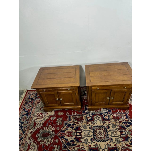 Farmhouse 1980s Pair of Drexel "Country Collectibles" Nightstands For Sale - Image 3 of 11