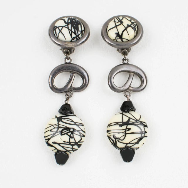 Contemporary Paco Rabanne Paris Futuristic Black and White Resin and Metal Pair of Clip Earrings For Sale - Image 3 of 6