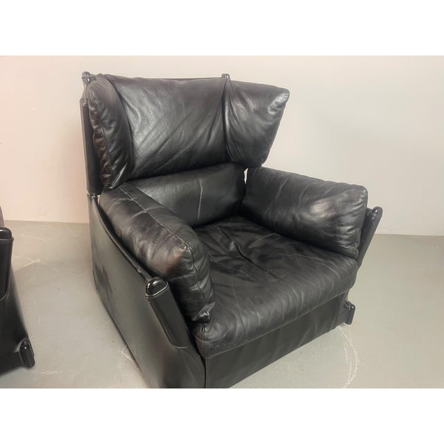 Viola dAmore Lounge Chairs in Dolphin Grey Leather with Hocker by Piero De Martini from Cassina, Italy, 1970s, Set of 2 For Sale - Image 18 of 18