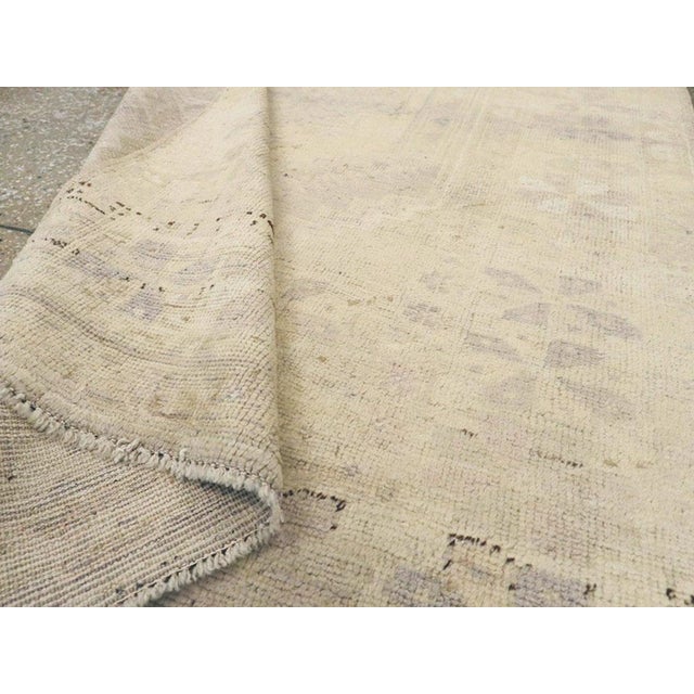Antique White Galerie Shabab Collection Mid-20th Century Handmade Turkish Oushak Throw Rug For Sale - Image 8 of 8