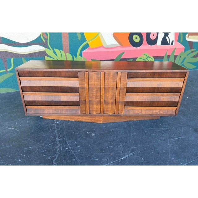 Great brutalist design on this Lane Prism niner. Nine spacious drawers with the slatted drawer fronts and unique plinth...