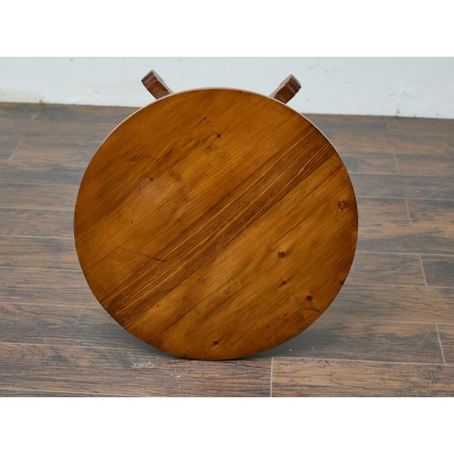 With its sculptural base and warm pine grain, this English side table from the 19th century offers a distinctive blend of...