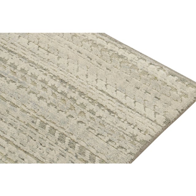 2010s Rug & Kilim’s Contemporary Runner in Gray & White High-Low Geometric Pattern For Sale - Image 5 of 8
