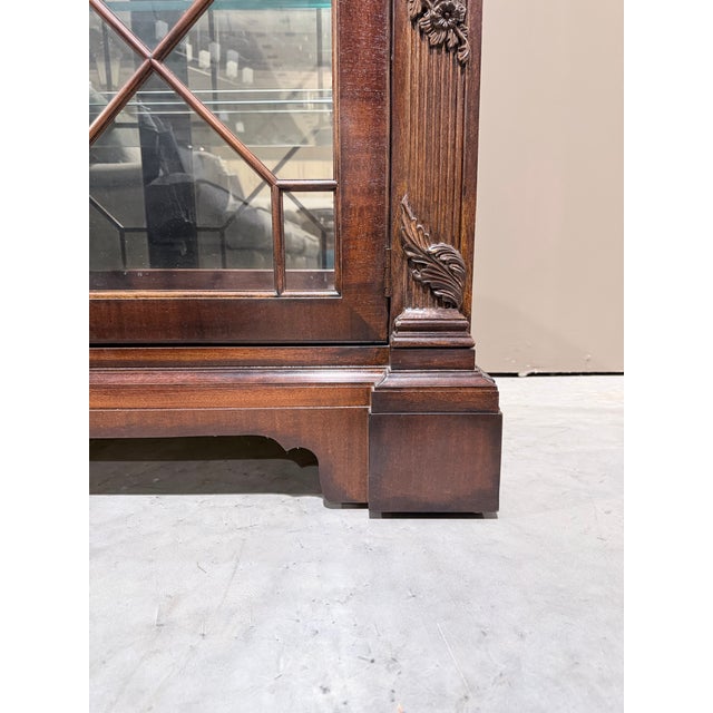 Late 20th Century Henredon Georgian Style Mahogany Display Curio Cabinet For Sale - Image 11 of 12