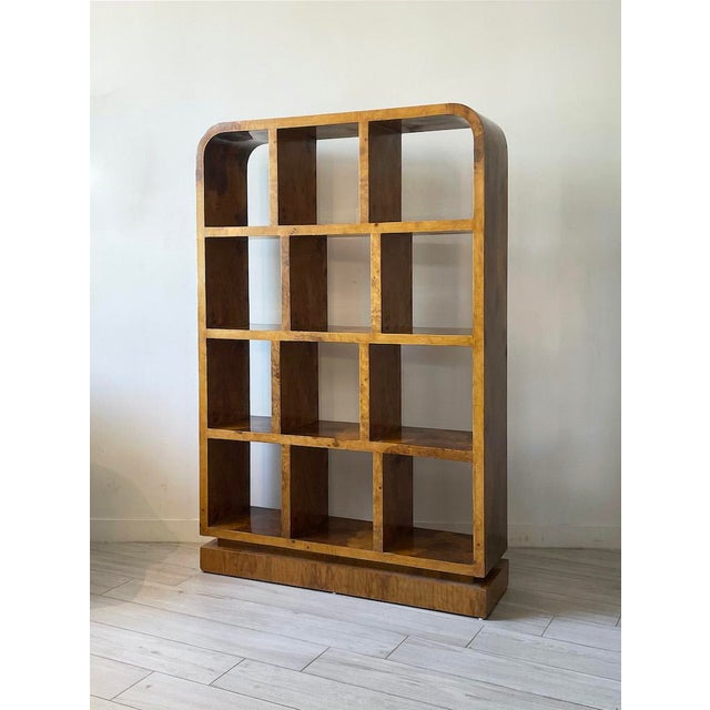 Unique 1980s American Art Deco-style modular bookcase, entirely made of lacquered mahogany burl. Dimensions: W 120 x H...