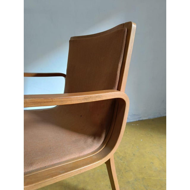 This refined vintage Danish armchair from the 1960s in fine teak represents the Scandinavian interpretation of the...