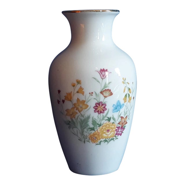 Late 20th Century Jingdezhen Chinese Porcelain White Wildflower With Gold Rim For Sale