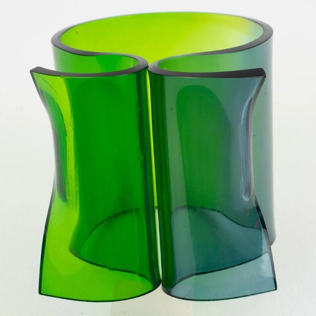 1980s Massive Modernist Blue and Emerald Plexiglass Lucite Bangle Bracelet For Sale - Image 5 of 8