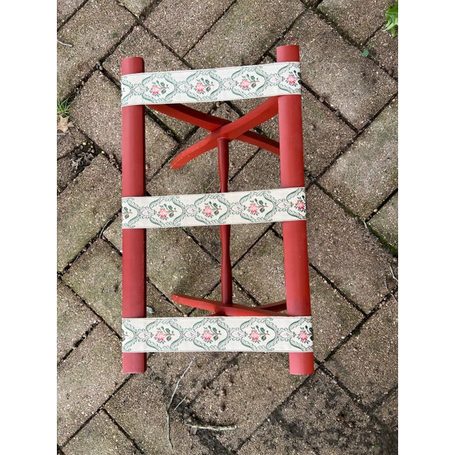 This vintage Scheibe wood luggage rack is a true gem for any travel enthusiast. With its foldable design, it is a perfect...