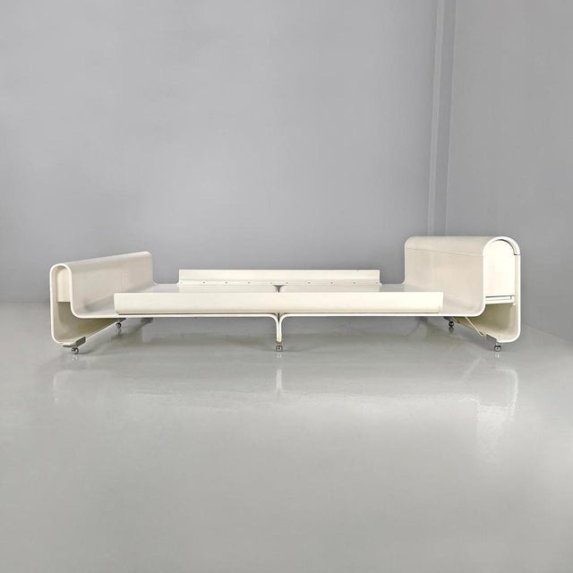 1970s Italian Modern Double Bed in White Wood by Benatti, 1970s For Sale - Image 5 of 18