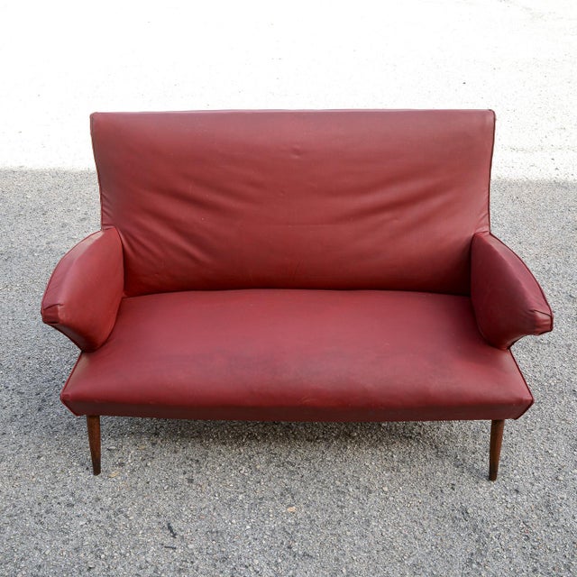 Red Sofa 50s with flared wooden feet. 123 x 67 x h 86 x h seat 34 dimensions: height 86 CM width 123 cm Depth 67 Cm color:...
