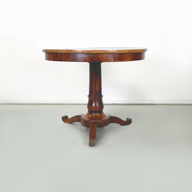 Italian antique round and finely worked wood dining table, 1800s Dining table with round top, entirely in solid wood. The...