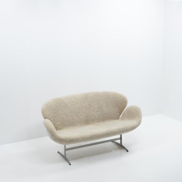 Swan Sofa in Sheepskin by Arne Jacobsen for Fritz Hansen, 2000s For Sale - Image 10 of 16