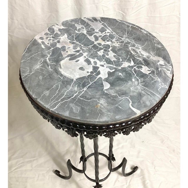 Hollywood Regency Antique Round Black & White Marble Top Wrought Iron Pedestal Stand For Sale - Image 3 of 7