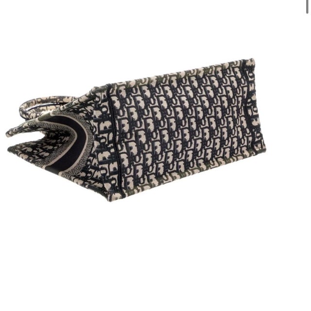 Christian Dior Christian Dior Medium Oblique Book Tote, Black & White For Sale - Image 4 of 18