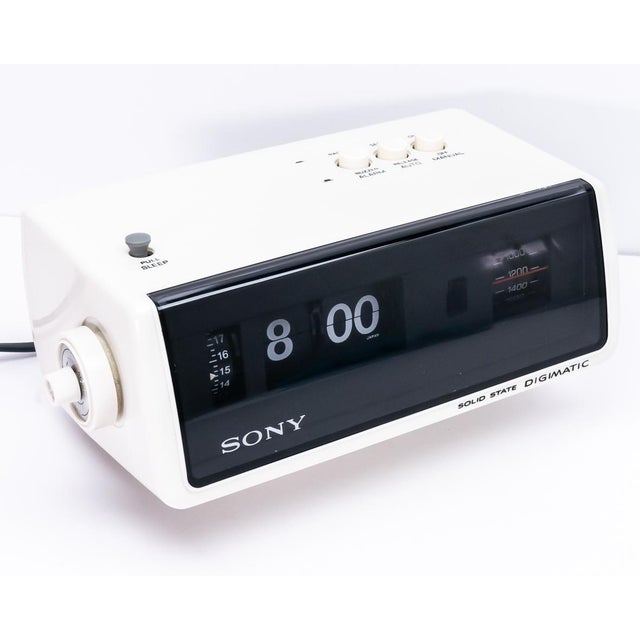 White Sony Digimatic 8rc-110e Flip Radio Alarm Clock, 1970s For Sale - Image 8 of 13