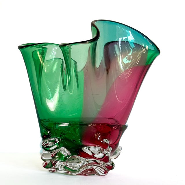 Signed David Van Noppen Ruffled Art Glass Vase in Emerald Green, Cranberry Pink & Blue For Sale - Image 4 of 8