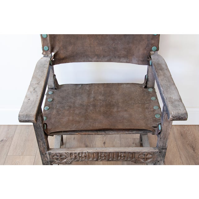 Mid 18th Century Set of Seven 1700s Walnut & Leather Chairs. - Dupont Family Estate For Sale - Image 5 of 13