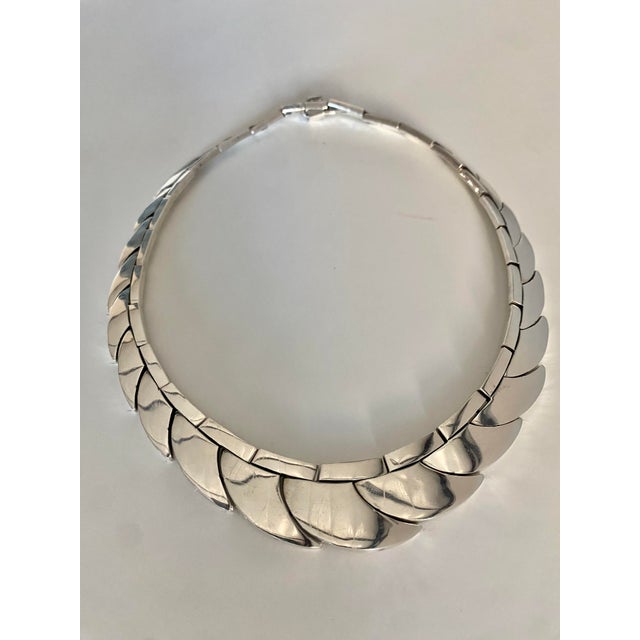 Mid-Century Modern Sterling Silver Taxco Interlocking Shingle Scale Necklace (After Antonio Pineda) For Sale - Image 3 of 18