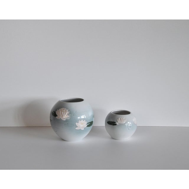 Two spherical vases from Bing & Grøndahl's Water Lily series. Dimensions: Height: 13.5 cm, diameter: 14 cm Height: 8.5 cm,...