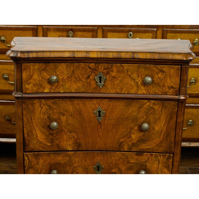 Petite Italian 1820s Walnut Five-Drawer Commode with Butterfly Veneer For Sale - Image 4 of 10