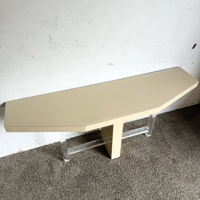 Postmodern Beige Lacquer Laminate and Lucite Console Table For Sale - Image 4 of 5