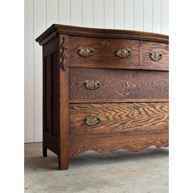 Antique Quarter-Sawn Oak Chest of Drawers With Serpentine Front For Sale In Greensboro - Image 6 of 18