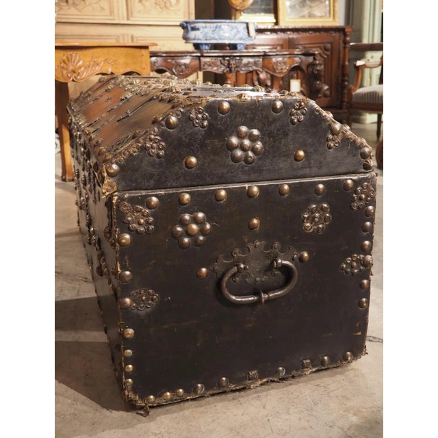 18th Century Spanish Leather Trunk With Large Studded Nailhead Decoration For Sale In Dallas - Image 6 of 13