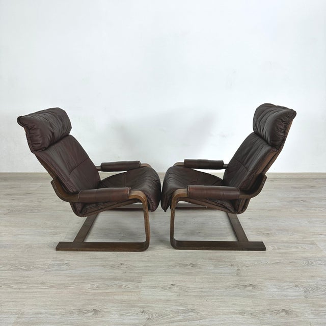 Dimensions: H 35.5” x W 29.3” x D 30” x SH 16” Pair of Vintage bentwood lounge chairs in brown leather attr. to Arnt Lande...