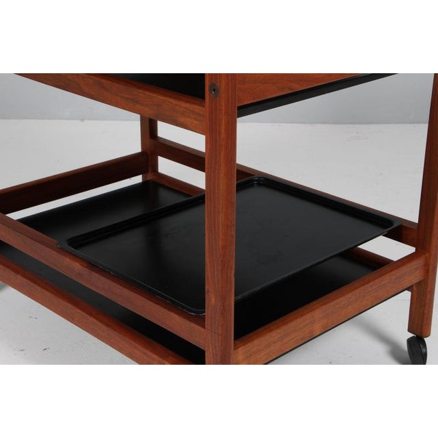 Børge Mogensen tray table with frame of mahogany. Plates of black laminate. with cutting board etc. Mounted on wheels....