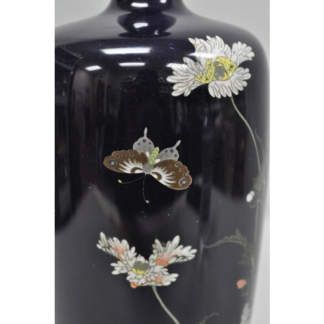 Metal Early 20th Century Meiji Period Japanese Cloisonne Enamel Dark Blue Daisy & Butterfly Tall Urn Vase For Sale - Image 7 of 12