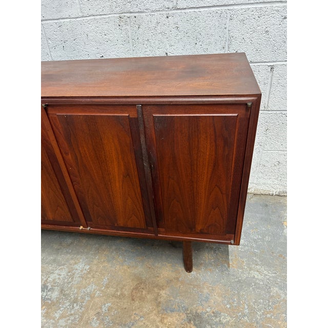 Jack Cartwright for Founders Attributed Mid Century Modern Walnut Sideboard 1960s For Sale - Image 10 of 12