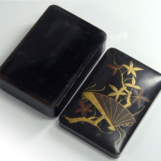 Small Japanese Hand-Painted Lacquered Lidded Box, 1900s, in Very Good conditions. Designed 1890 to 1919