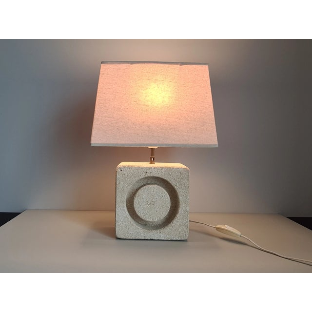 Cream Sculpture Table Lamp in White Stone in the style of Albert Tormos, France, 1960s For Sale - Image 8 of 11