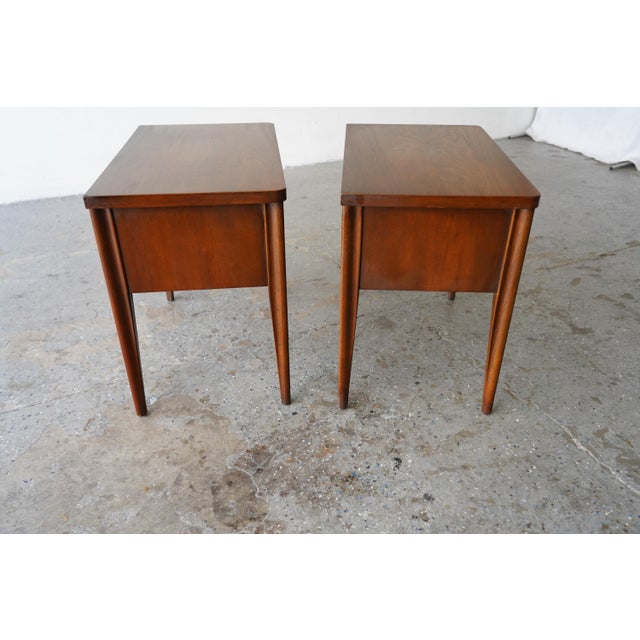 1950s Pair of Broyhill Saga Mid-Century Modern Nightstands For Sale - Image 5 of 10