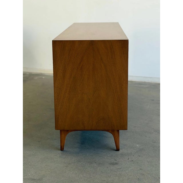 Mid-Century Modern Walnut 12-Drawer Dresser by American of Martinsville For Sale - Image 10 of 12