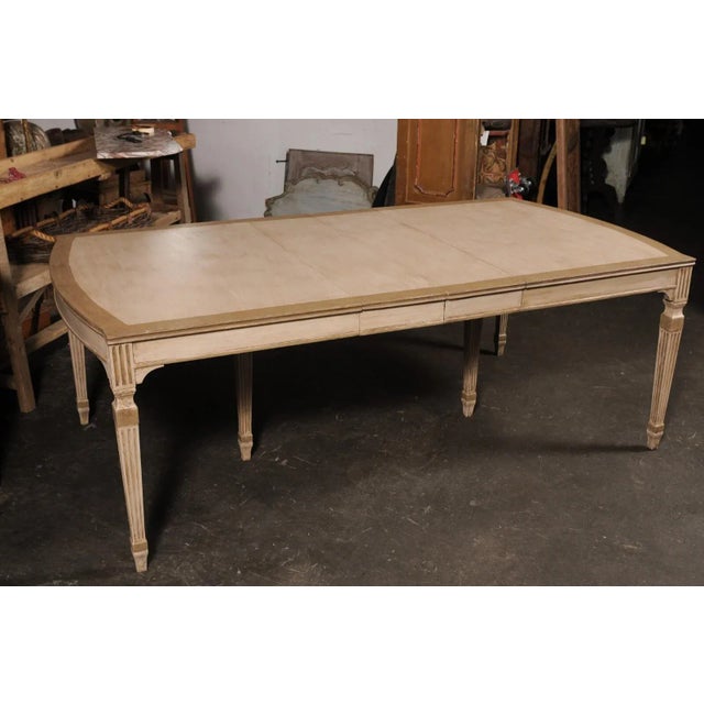 American American Dining Room Table with Fluted Legs For Sale - Image 3 of 12