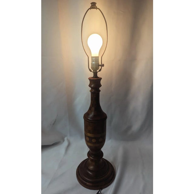 VINTAGE ART DECO TURNED MOSAIC CHECKERED WOOD TABLE LAMP This lathe-turned wood lamp features a mosaic shaft, with a solid...