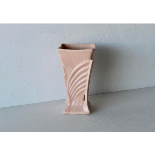 Art Deco 1940s Art Deco McCoy Pink Glazed Ceramic Wing Vase Vintage For Sale - Image 3 of 15