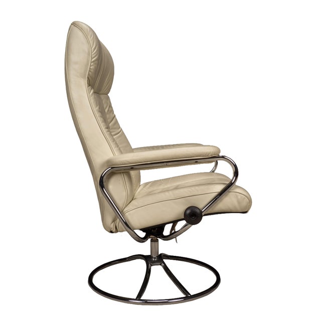 1990s Ekornes Stressless Recliner Chair Cream Leather Chrome Base Medium Norway For Sale - Image 9 of 16